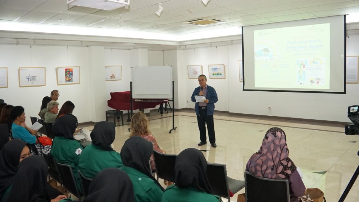 E.Aminudin Aziz : Melihat Buku dari Sudut Pandang Berbeda!