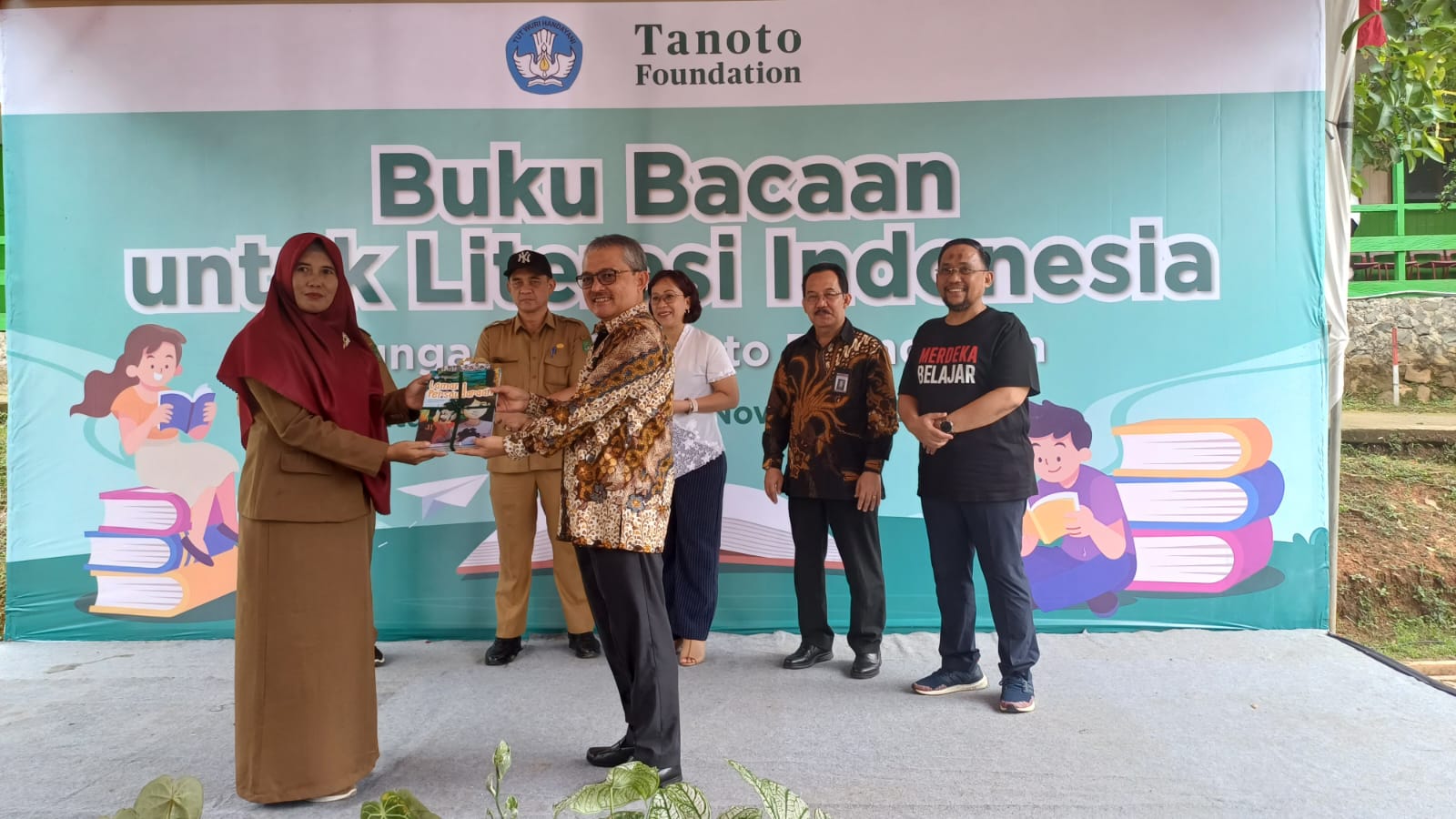 Demi Tingkatkan Literasi, Kemendikbudristek dan Tanoto Foudation Kolaborasi Salurkan 76 Ribu Buku Lewat Gerakan Buku Bacaan Bermutu