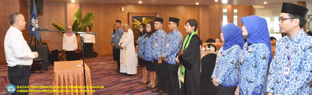 Kepala Badan Bahasa Mengambil Sumpah Sepuluh PNS Kantor Bahasa NTT