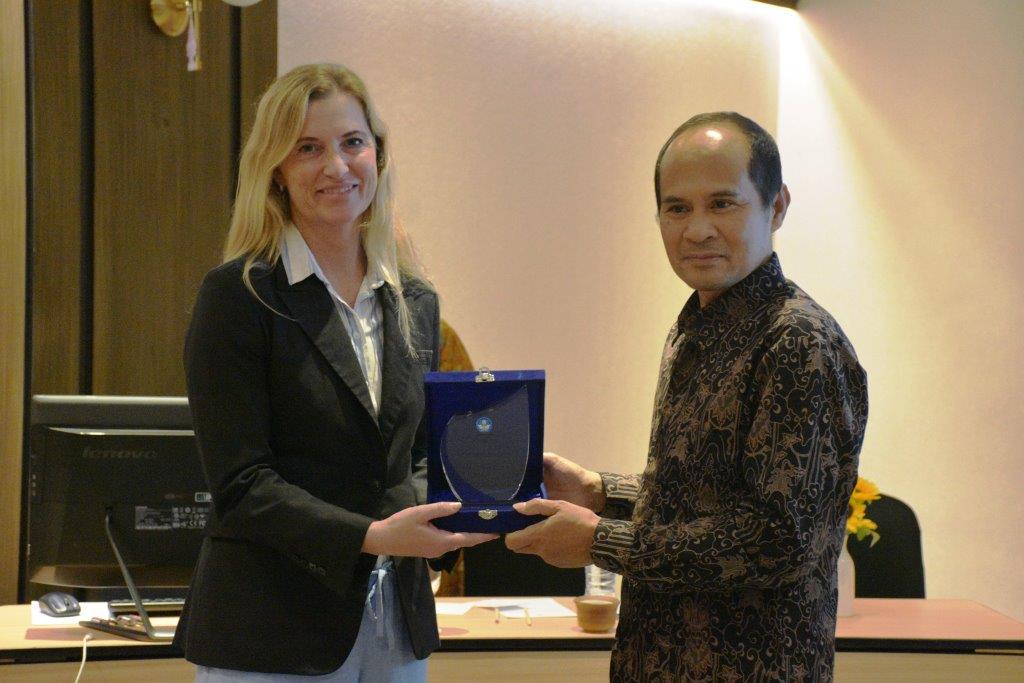 Menerapkan Kebinekaan Global dalam Upaya Penguatan Literasi dan Peningkatan Fungsi Bahasa Indonesia melalui Penerjemahan