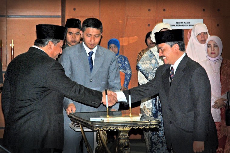 Prof. Dr. E. Aminudin Aziz Dilantik Menjadi Kepala Pusat Bahasa