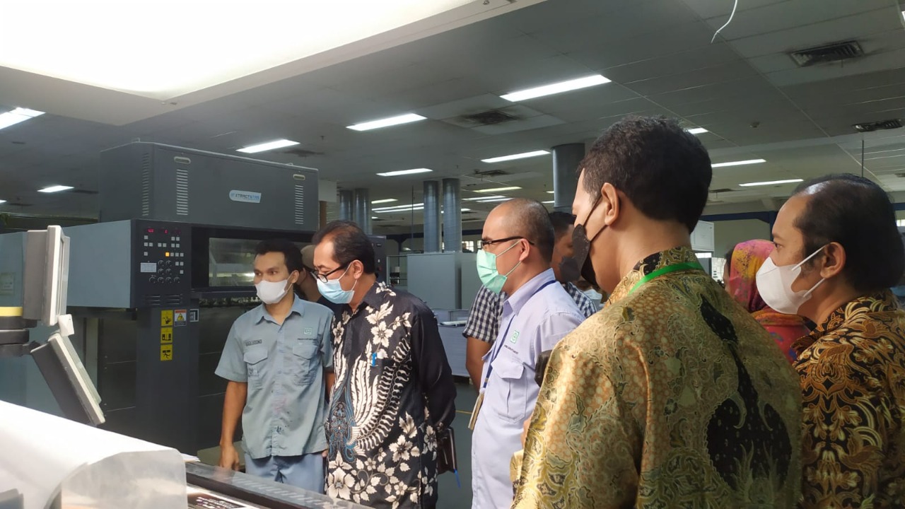 Badan Bahasa Lakukan Kontrol Mutu dan Pengiriman Buku Pengayaan Pendukung Literasi Nasional di PT Gramedia, Cikarang.