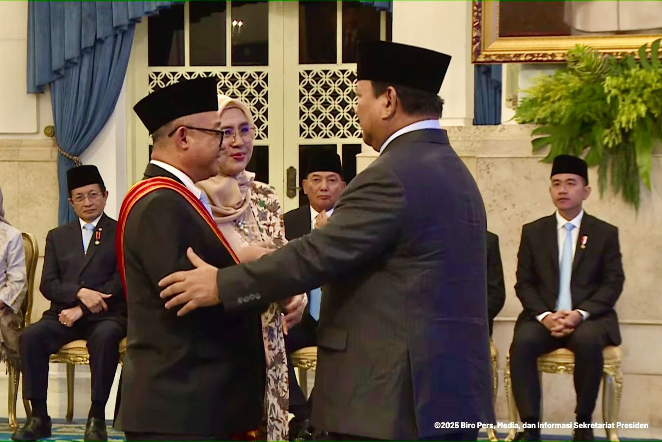 Mendikdasmen Terima Tanda Kehormatan Bintang Mahaputera Utama dari Presiden Prabowo Subianto