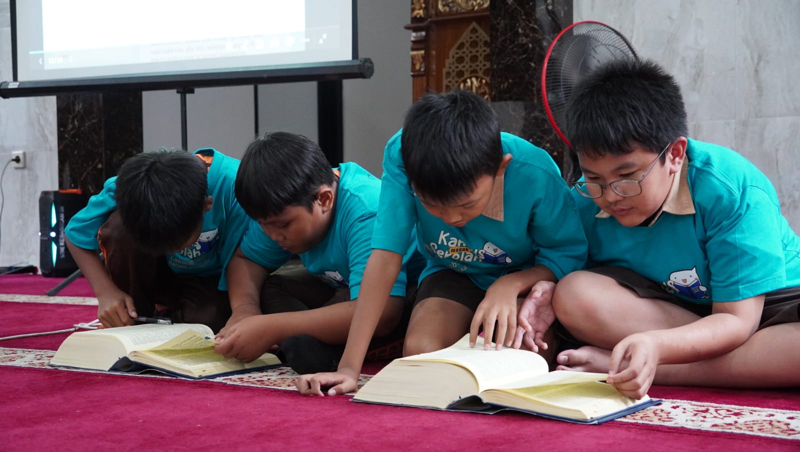 Bangun Minat Kebahasaan dan Kesastraan Generasi Muda melalui Kamus Masuk Sekolah dan Bineka Keliling