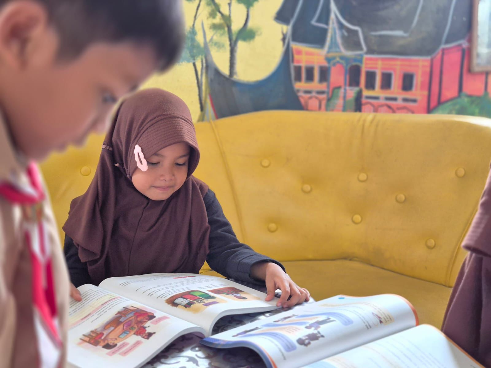 Kemendikdasmen Salurkan 1.476 Buku Bacaan untuk Sekolah Terdampak Banjir di Solok