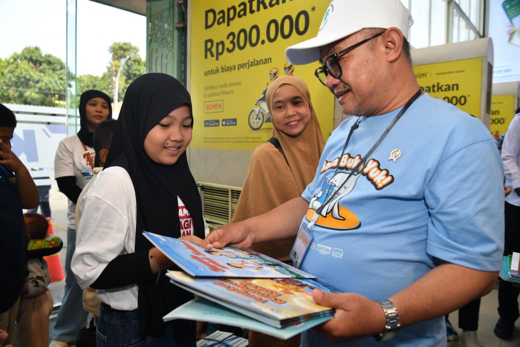Mudik Asik Baca Buku Kemendikdasmen Bagikan 24 Ribu Buku di Stasiun dan Terminal