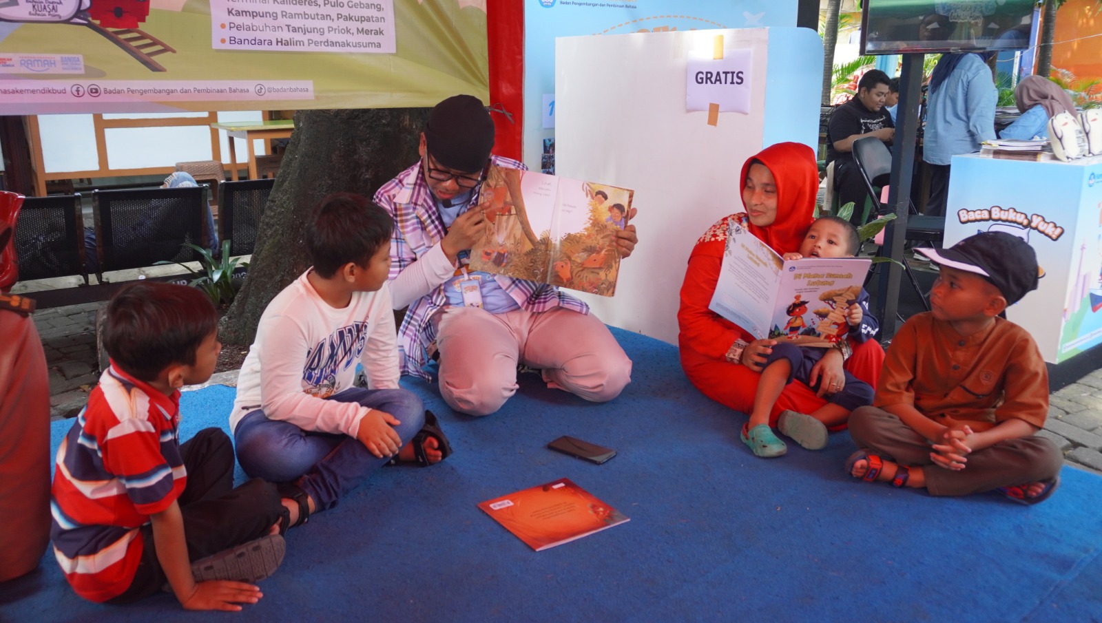 Puluhan Ribu Buku Bacaan Terbitan Kemendikdasmen dan Buku Bacaan Digital Disambut Antusias Pemudik