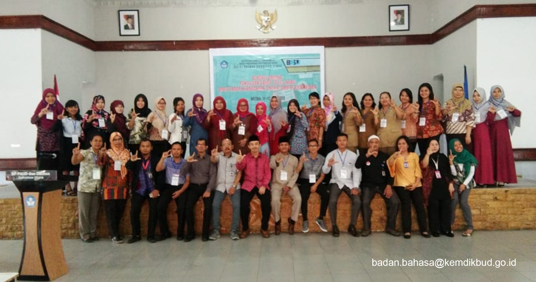 Antara Kreativitas dan Aktivitas Tenaga Kebahasaan Empat Puluh Guru Mengikuti Pelatihan Menulis Karya Tulis Ilmiah