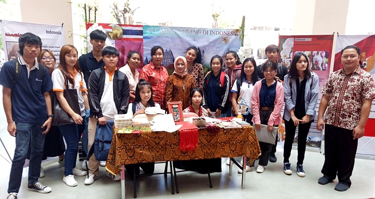 PAMERAN DUNIA TIMUR DI FACULTY OF LIBERAL ARTS, MAE JO UNIVERSITY, CHIANG MAI, 8 AGUSTUS 2018