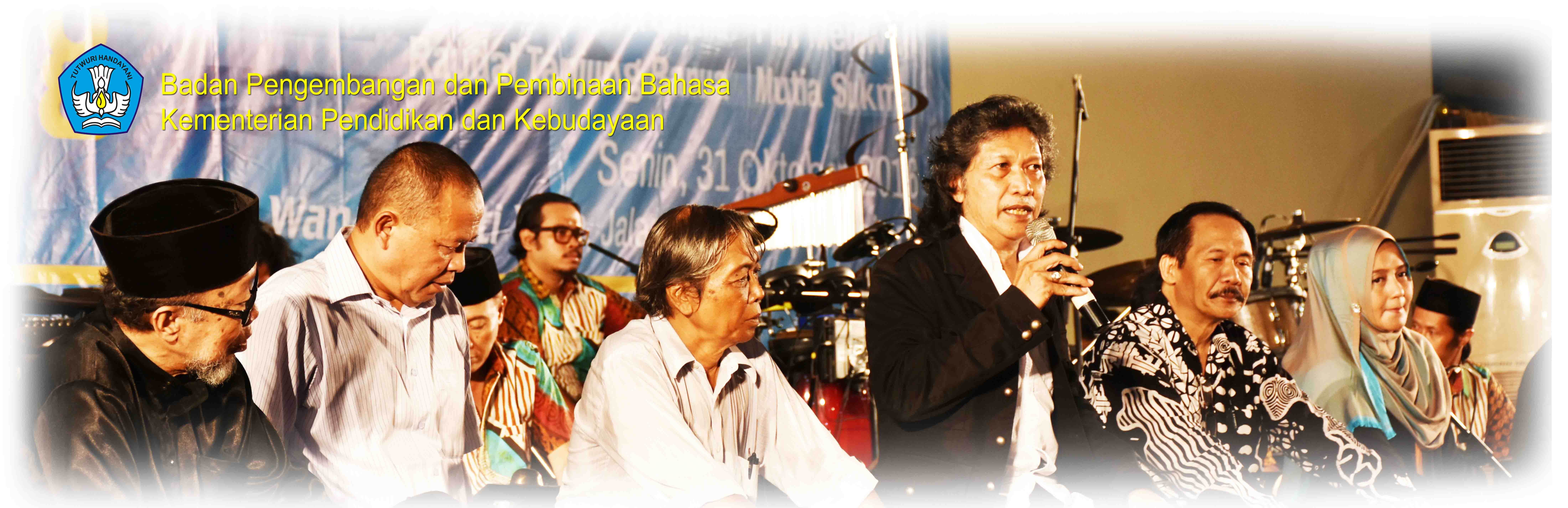 Balai Bahasa DIY bersama Emha Ainun Nadjib dan Kiai Kanjeng Gelar Lesehan Bahasa dan Sastra