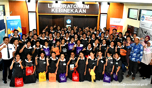 SMK Cinta Kasih Tzu Chi Kunjungi Laboratorium Kebinekaan Bahasa dan Sastra